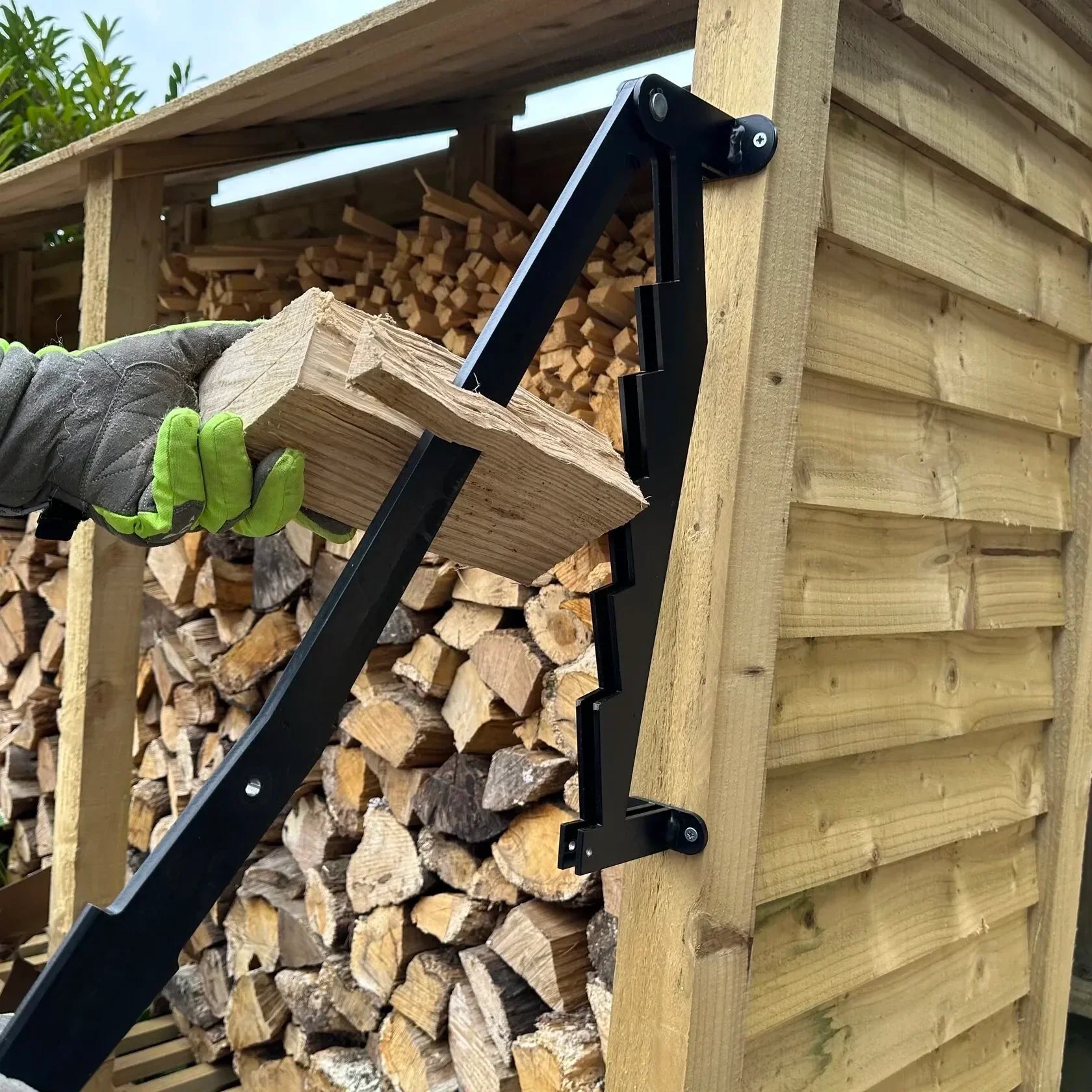LogMaster™ - Wall-mounted wood splitter